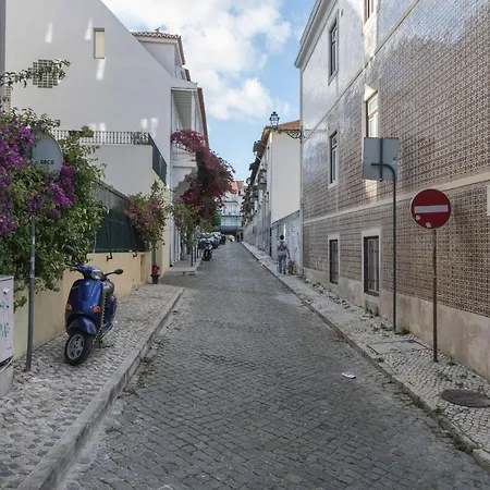 Lovelystay - Sunny Flat W/ Balcony Overseeing Graca And River Lisbon